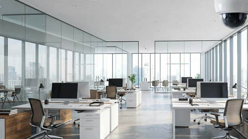 Камера безопасности в светлом open-space офисе